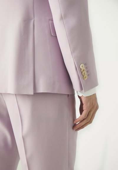 Helles Lavendel-Anzug mit einem taillierten Jacket mit Reverskragen und Knopfdetails an den Ärmeln, kombiniert mit glattexturierten Hosen.