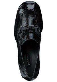 Mocasines de charol negro con un acabado texturizado, que presentan un detalle decorativo de cordón trenzado en la parte superior y una plantilla acolchada.