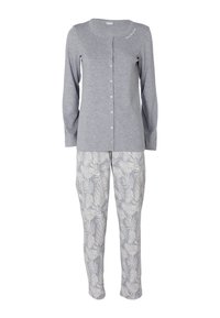 Top grigio a maniche lunghe con chiusura a bottoni e cuciture decorative, abbinato a pantaloni grigi chiari con un motivo a foglia bianco.