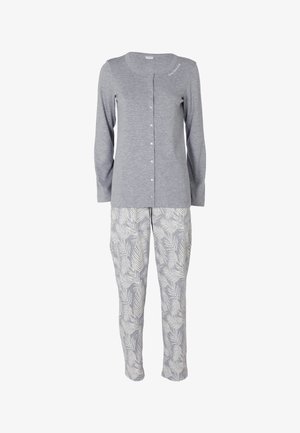 Top grigio a maniche lunghe con chiusura a bottoni e cuciture decorative, abbinato a pantaloni grigi chiari con un motivo a foglia bianco.