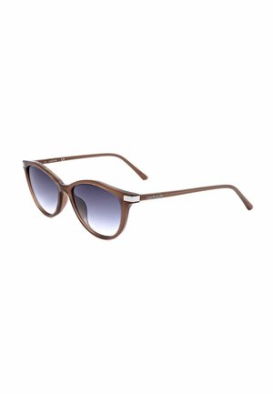 Occhiali da sole cat-eye marroni Calvin Klein con lenti scure sfumate e sottili aste su sfondo bianco.