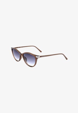 Occhiali da sole cat-eye marroni Calvin Klein con lenti scure sfumate e sottili aste su sfondo bianco.