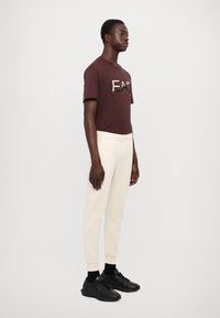 EA7 Emporio Armani PANTALONI - Tepláky - whitecap gray