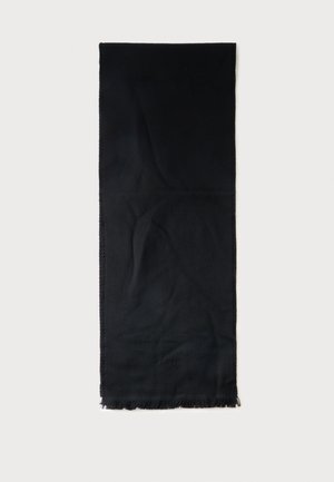 Écharpe rectangulaire noire avec une texture subtile et des bords frangés sur un fond clair uni.