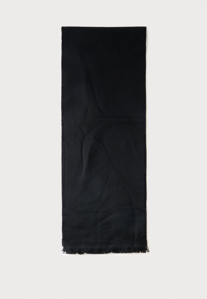 Écharpe rectangulaire noire avec une texture subtile et des bords frangés sur un fond clair uni.