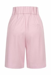 Pantaloni corti rosa, fino al ginocchio, con una ampia cintura elastica e una singola tasca sul retro, caratterizzati da una texture liscia e una silhouette sartoriale.