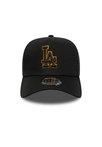 Μαύρο καπέλο με κυρτή γείσο, με κεντημένο λογότυπο "LA" σε κίτρινο χρώμα. Κατασκευασμένο από υφή υφάσματος με πλεγμένες πλαϊνές επιφάνειες. Ρυθμιζόμενο λουράκι στο πίσω μέρος.