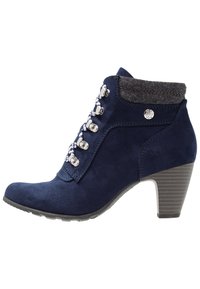 Navyblauwe suède enkellaars met een grijze vilten kraag, zilverkleurige metalen vetersluitingen en een gestructureerde hoge hak. Ronde neus en rubberen zool.