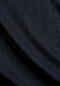 Dunkelblauer, strukturierter Stoff mit einem dezenten Strickmuster. Das Material wirkt weich und leicht und fällt sanft.