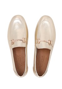 Goldfarbene, metallische Loafers mit einer glatten Textur, ausgestattet mit einem dekorativen, metallischen Schnallen-Detail, runder Zehenpartie und braunem Innenfutter.