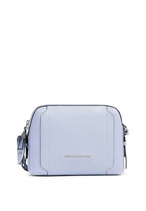 Lichtblauwe rechthoekige leren crossbodytas met zilverkleurige metalen logoplaat en verstelbare riem op een witte achtergrond.