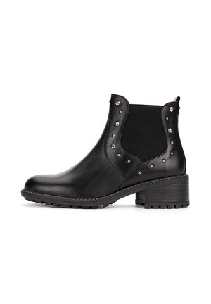 Bota de cuero negro hasta el tobillo con tacón bajo de bloque, panel lateral elástico y tachuelas doradas a lo largo de los lados y la parte trasera.