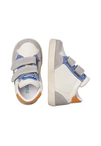 Sneakers bianchi in pelle con accenti in suede blu e grigio, dotati di due cinturini in Velcro, punta tonda e un piccolo dettaglio arancione sul tallone.