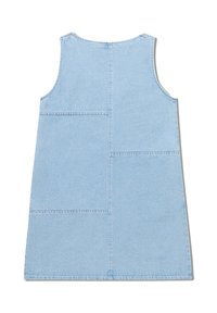 Abito in denim di colore azzurro chiaro, design senza maniche e pannelli rettangolari cuciti insieme. Texture liscia con cuciture visibili.