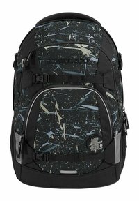 Schwarzer Rucksack mit abstraktem Spritzmuster in Blau und Beige, strukturiertem Stoff, zwei Fronttaschen, verstellbaren Trägern und Markenlogo.