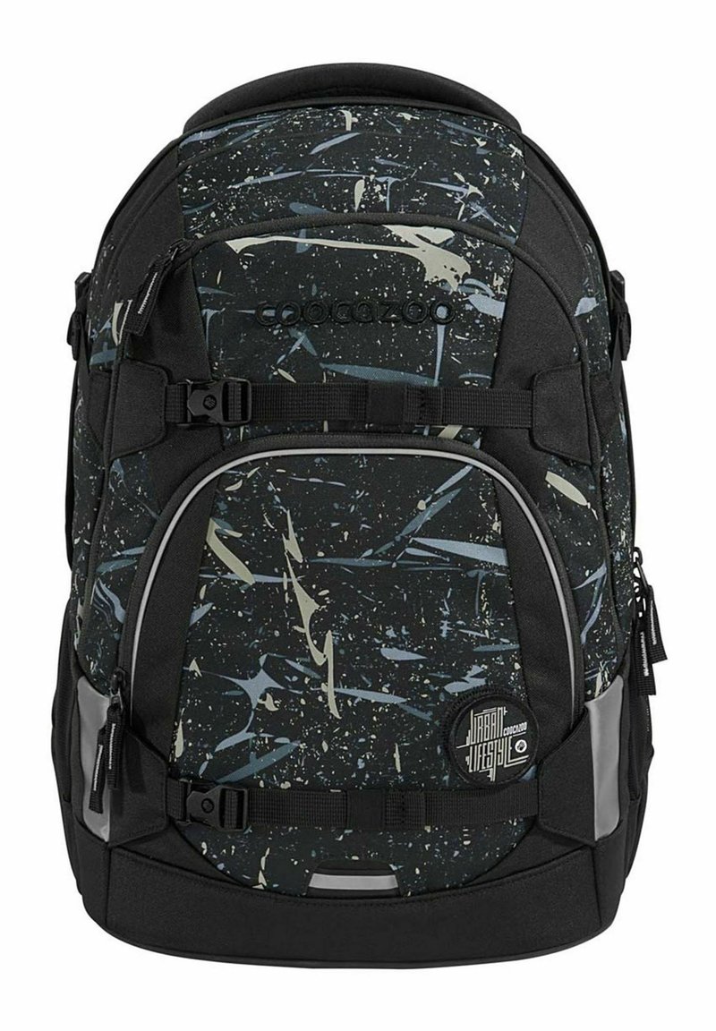 Schwarzer Rucksack mit abstraktem Spritzmuster in Blau und Beige, strukturiertem Stoff, zwei Fronttaschen, verstellbaren Trägern und Markenlogo.