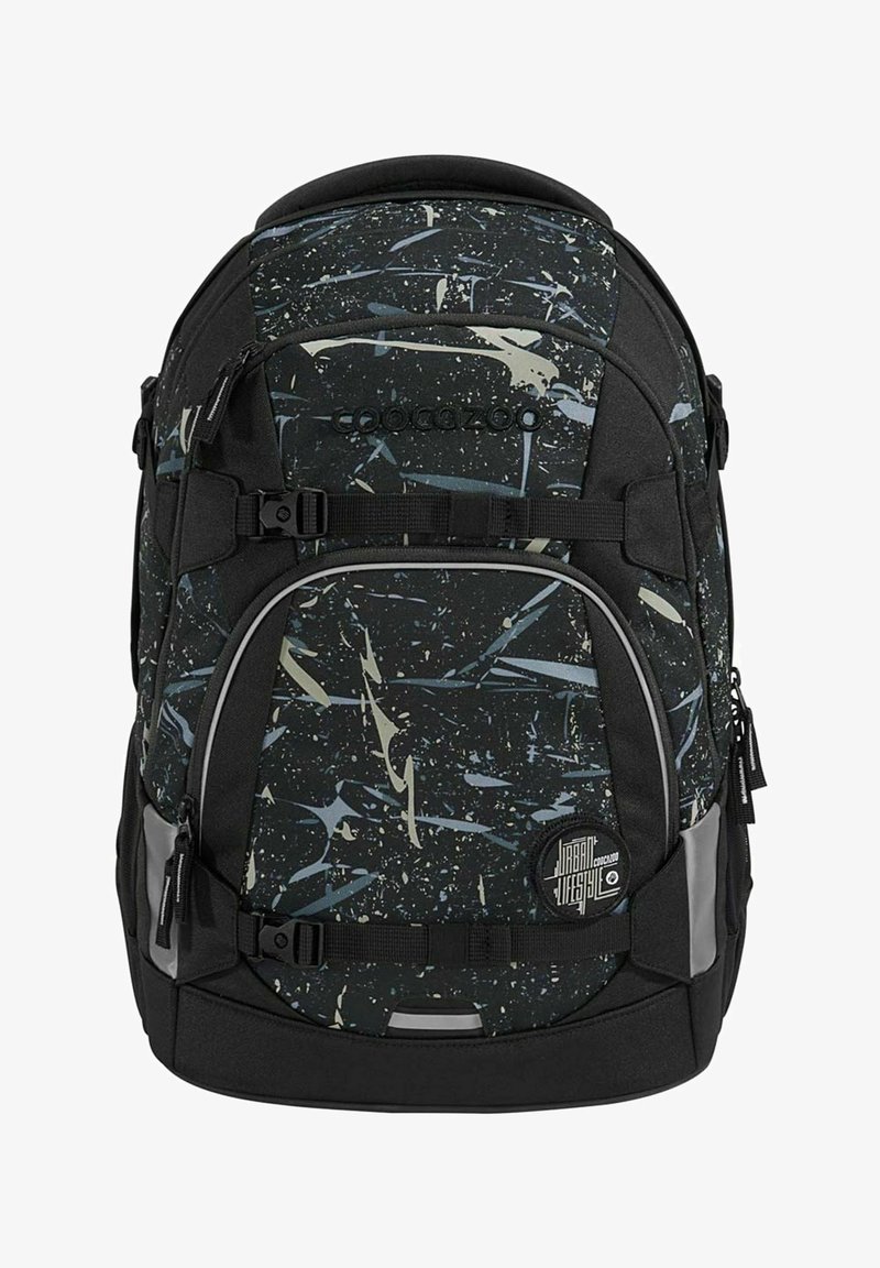 Schwarzer Rucksack mit abstraktem Spritzmuster in Blau und Beige, strukturiertem Stoff, zwei Fronttaschen, verstellbaren Trägern und Markenlogo.