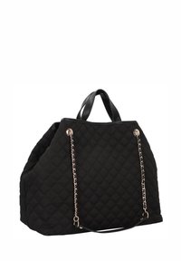 Czarna pikowana torba typu tote z wzorem rombów, wyposażona w dwie krótkie rączki i złote łańcuszki jako ozdobne zapięcie.
