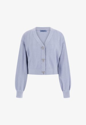 Kurzes, weiches Strickcardigan in Hellblau mit V-Ausschnitt, das über aufwendige Texturen und drei silberfarbene Schleifenakzente auf der Vorderseite verfügt.