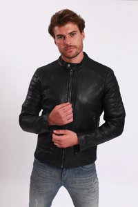 Svart skinnmotorcykeljacka med kviltade axlar, framdragkedja och två sidofickor. Slim fit, slät textur, minimala hårdvarudetaljer.