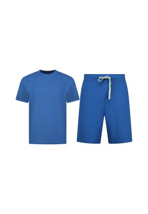 Blauw T-shirt met korte mouwen en bijpassende blauwe korte broek met licht trekkoord op een witte achtergrond.