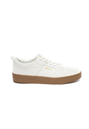 Białe sneakersy z teksturowaną cholewką, z tanowym gumowym podniskiem i sznurowaniem. Złoty akcent logo po boku. Prosty i nowoczesny design.