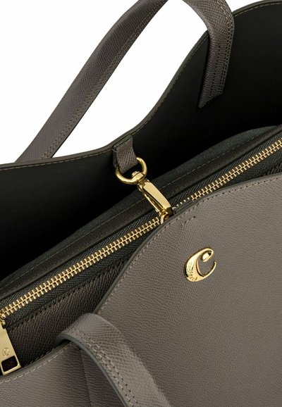 Sac à main en cuir texturé gris avec fermeture éclair dorée, fermoir doré, deux poignées et logo "C" doré sur le rabat frontal.