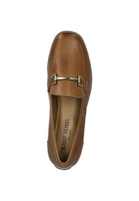 Braunes Leder-Slipper mit quadratischer Spitze, Metallakzent und genähten Kanten. Innen ist das Etikett mit Markennamen und Gründungsjahr sichtbar.