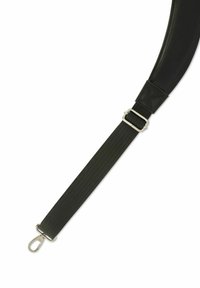 Czarny skórzany pasek na ramię z teksturowaną czarną tkaninową częścią, srebrnym metalowym okuciem i zaczepem na zatrzask dla bezpiecznego użytkowania.