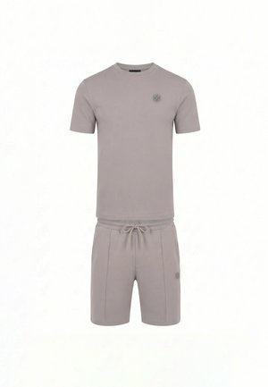 Ensemble décontracté court gris avec un T-shirt uni et un short à cordon, avec de petits logos assortis sur la poitrine et la cuisse gauche.