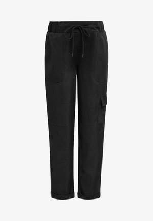 Czarne spodnie cargo z regulowanym sznurkiem w talii, dwoma przednimi kieszeniami oraz kieszenią boczną, wykonane z gładkiego, trwałego materiału.