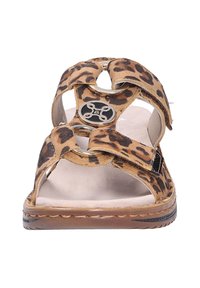 Sandalo con stampa leopardo, tomaia in suede beige, grandi cinturini, accenti metallici circolari, design aperto nella parte anteriore e soletta imbottita.