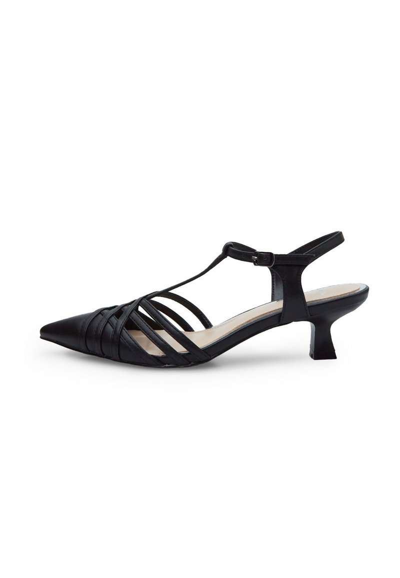 Juodas odinis slingback batelis su smailiu galiuku, turintis daugybę kryžminių dirželių ir žemą bloko kulną stabilumui.