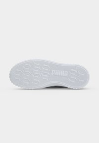 Λευκή σόλα παπουτσιού Puma με υφή λαβής και λογότυπο Puma στο κέντρο πάνω σε απλό ανοιχτό φόντο.