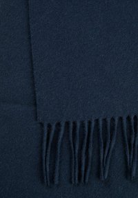 Marineblå uldhalstørklæde med en blød tekstur, prydet med frynsede kanter for ekstra detaljer. Stoffet har en glat overflade med et let fuzzy udseende.