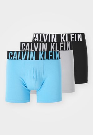 Set di boxer da uomo in blu chiaro, grigio e nero. Tessuto in cotone morbido, cintura elastica con logo "Calvin Klein" in colori a contrasto.