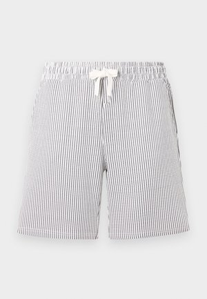 Shorts rayés avec taille élastique et fermeture par cordon. Fabriqués en tissu léger avec des rayures blanches et marines, design arrivant au genou.