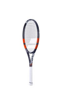 Tennisslag met een zwart frame, oranje accenten en een gestructureerde witte grip. Heeft een standaard snarenpatroon en een ovale kopvorm.