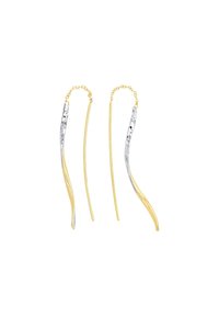 Pendientes alargados de oro y plata con diseños ondulados, que presentan una sección de plata texturizada y acentos de oro lisos, suspendidos de ganchos de cadena.