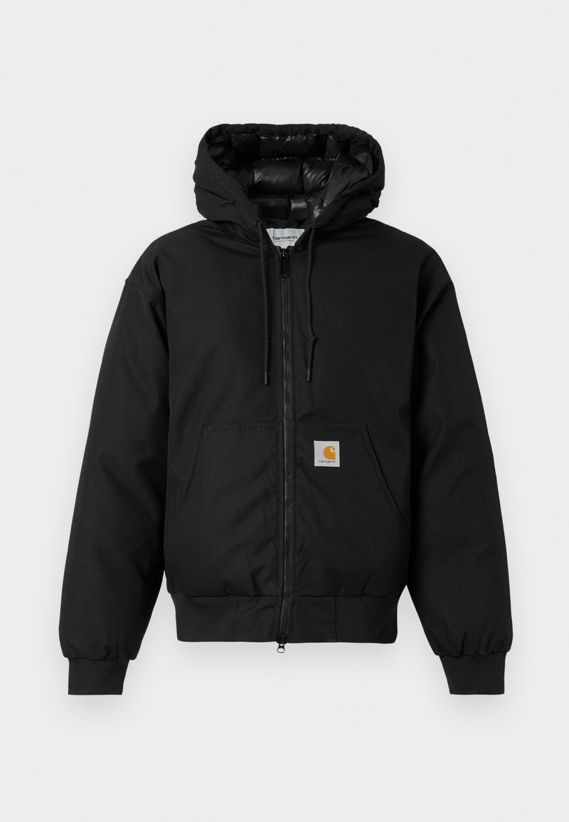Chaqueta con capucha Carhartt negra, con cremallera frontal, bolsillo tipo canguro, puños de canalé y parche con el logo en el bolsillo.