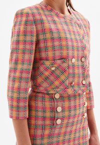 Giacca in tweed a quadri rosa, verde e beige con scollatura tonda, maniche a tre quarti, tasca frontale e bottoni decorativi.