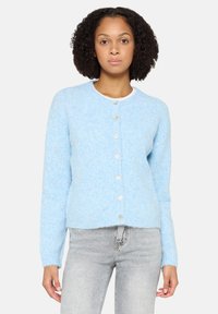 Hellblauer Cardigan aus weichem, strukturiertem Stoff mit rundem Ausschnitt und sechs Knöpfen auf der Vorderseite. Dezente, gerippte Bündchen.