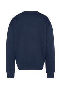 Granatowa bluza z okrągłym dekoltem, opuszczanymi ramionami oraz ściągaczami na rękawach i u dołu. Gładka faktura materiału, bez widocznych wzorów czy ozdób.