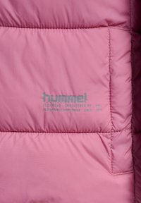 Rosa puffjacka med quiltad design, med varumärkesloggan "hummel" och text i en kontrasterande grå färg. Mjuk textur och lätt material.