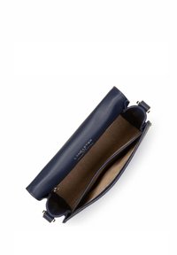 Pochette en cuir bleu marine avec une finition texturée, dotée d'un intérieur lisse et d'une fermeture supérieure. L'étiquette à l'intérieur indique "LANCASTER fabriqué en France."
