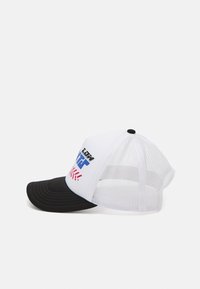 Cappellino da camionista bianco e nero con visiera nera curvata, lati in rete e un pannello frontale con testo audace blu e rosso.
