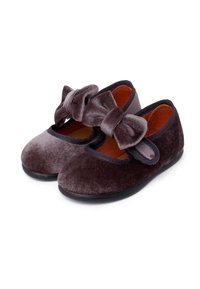 Zapatos de ballet de terciopelo en gris oscuro, con grandes lazos en la parte delantera, ribete negro y una suela flexible negra. El interior es naranja.
