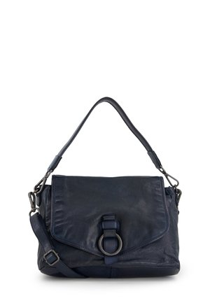 Marineblå lædertaske med en fold-over klap, metalringdetalje, justerbar strop og struktureret overflade, der har en strømlinet, rektangulær form.