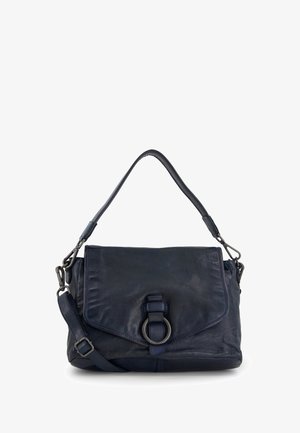 Marineblaue Lederhandtasche mit einer umklappbaren Klappe, Metallring-Akzent, verstellbarem Tragegurt und strukturiertem Finish, das eine schlanke, rechteckige Form aufweist.