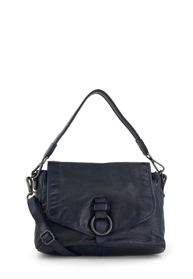 Námořnická kožená kabelka s překlopným víkem, kovovým kroužkovým akcentem, nastavitelného popruhem a texturovaným povrchem, s elegantním obdélníkovým tvarem.